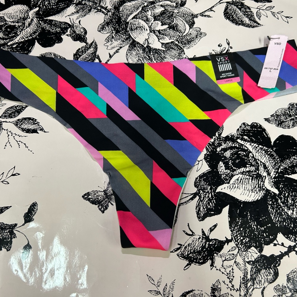 NWT Victoria’s Secret Sport No-Show Thong Panty SIZE L